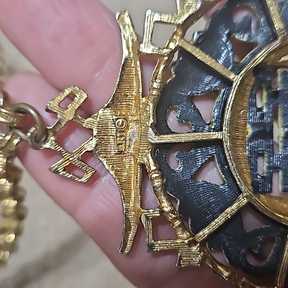 Vintage Medallion signed ART - Picture 4 of 8